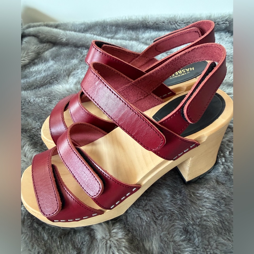 NWOT Swedish Hasbeens burgundy leather and wood strappy sandals